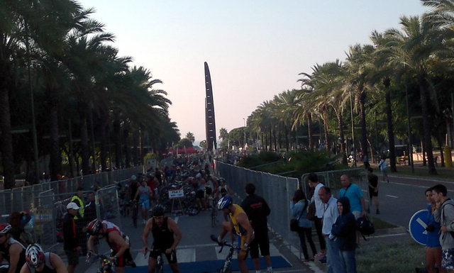 La avenida del mar de Gav Mar convertida en una jaula para la celebracin de la cuarta Triatln de Gav (2 de Octubre de 2011)
